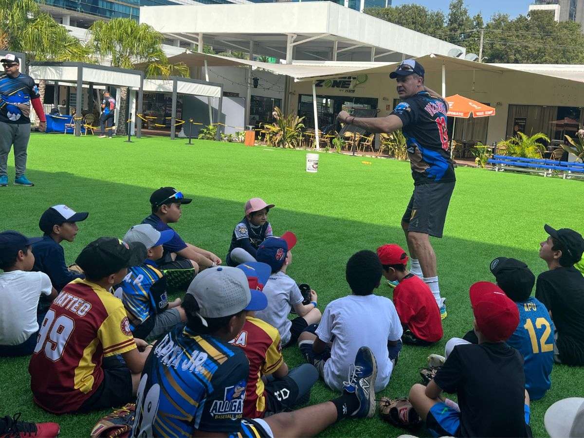 Omar Vizquel dictó clínica de beisbol en Panamá