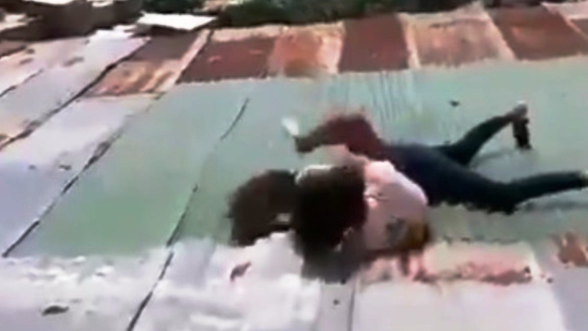 Dos mujeres protagonizaron una pelea sobre un techo de zinc de Caracas