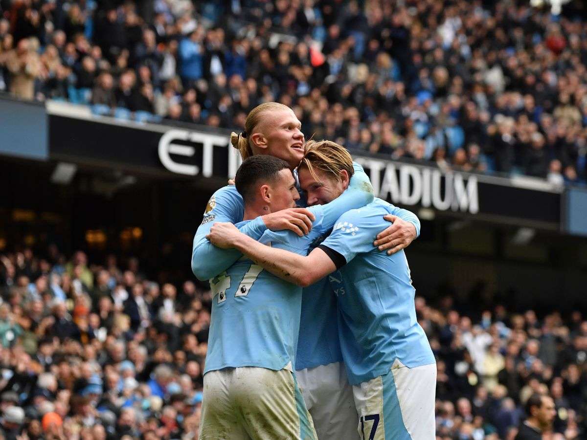 Haaland marca doblete y mantiene en la pelea al City