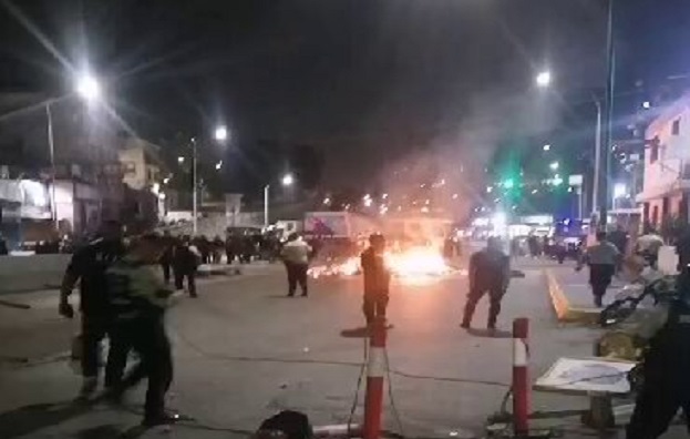 Sujetos armados y vestidos de negro trancaron la redoma de Petare