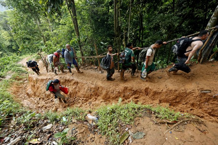 Crimen organizado ganó 820 millones de dólares moviendo migrantes por el Darién