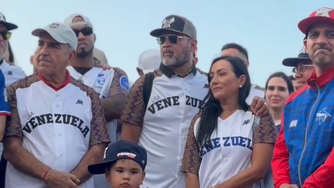 Los Tiburones de La Guaira llegaron este domingo a Venezuela