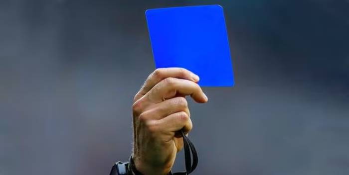 La nueva tarjeta azul llegó al fútbol y crea reacciones encontradas