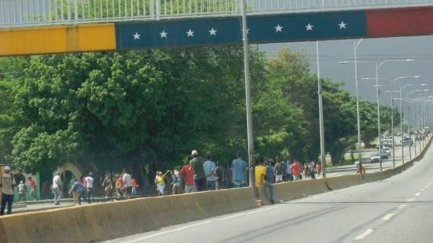 Una maestra de preescolar se lanzó desde pasarela en Aragua