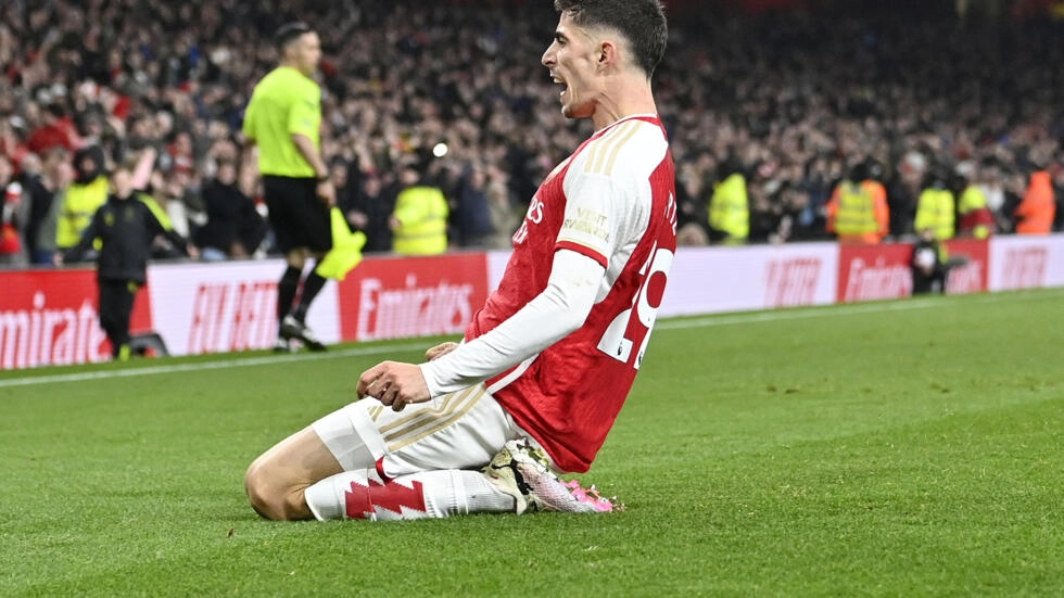 Arsenal líder a la espera del Liverpool-City