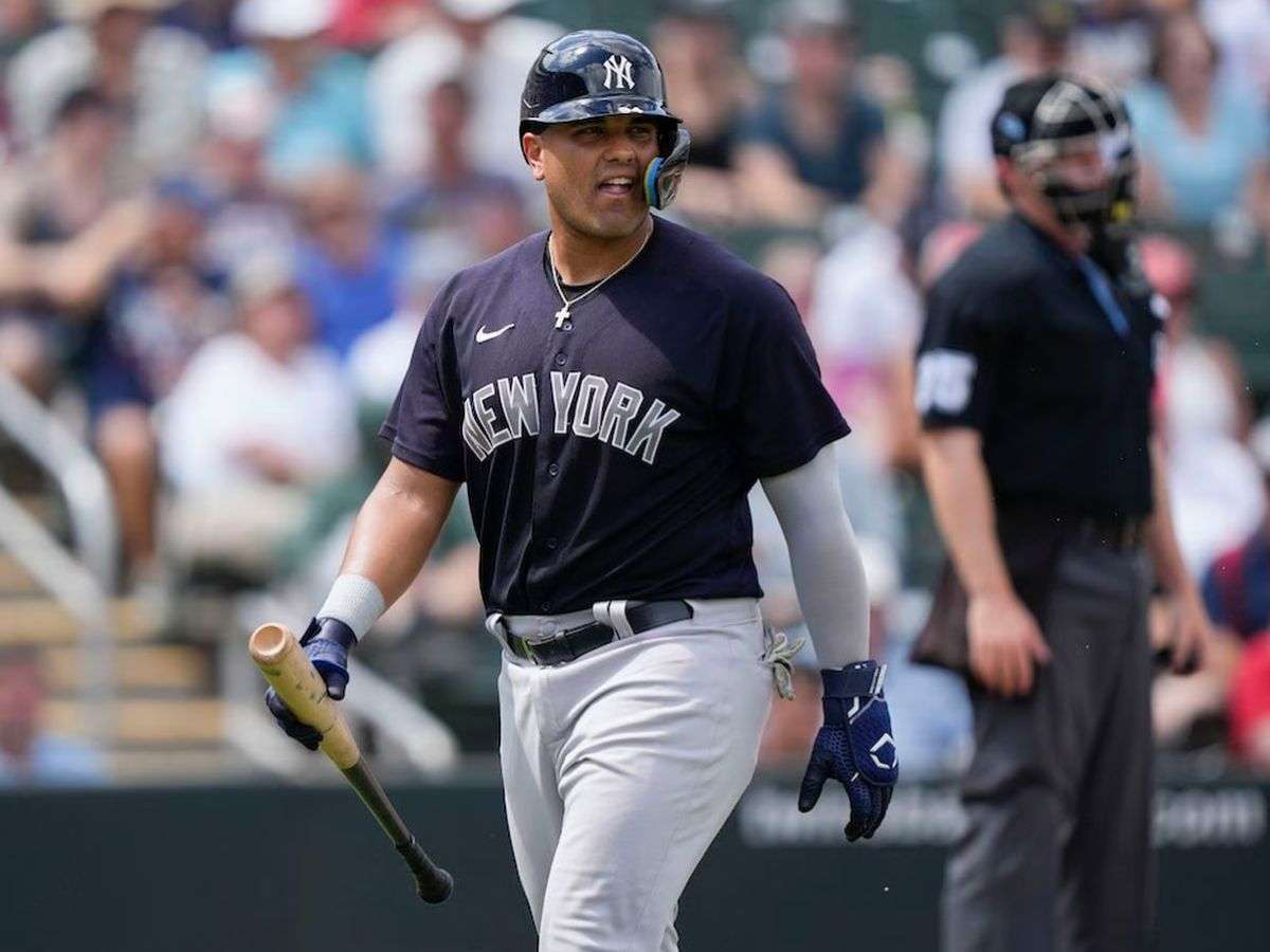Yankees bajan a Carlos Narváez