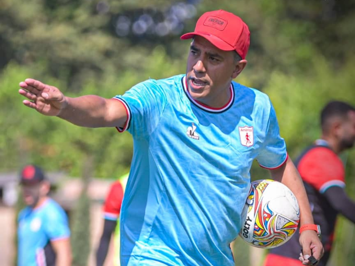 César Farías puso su cargo a la orden en América