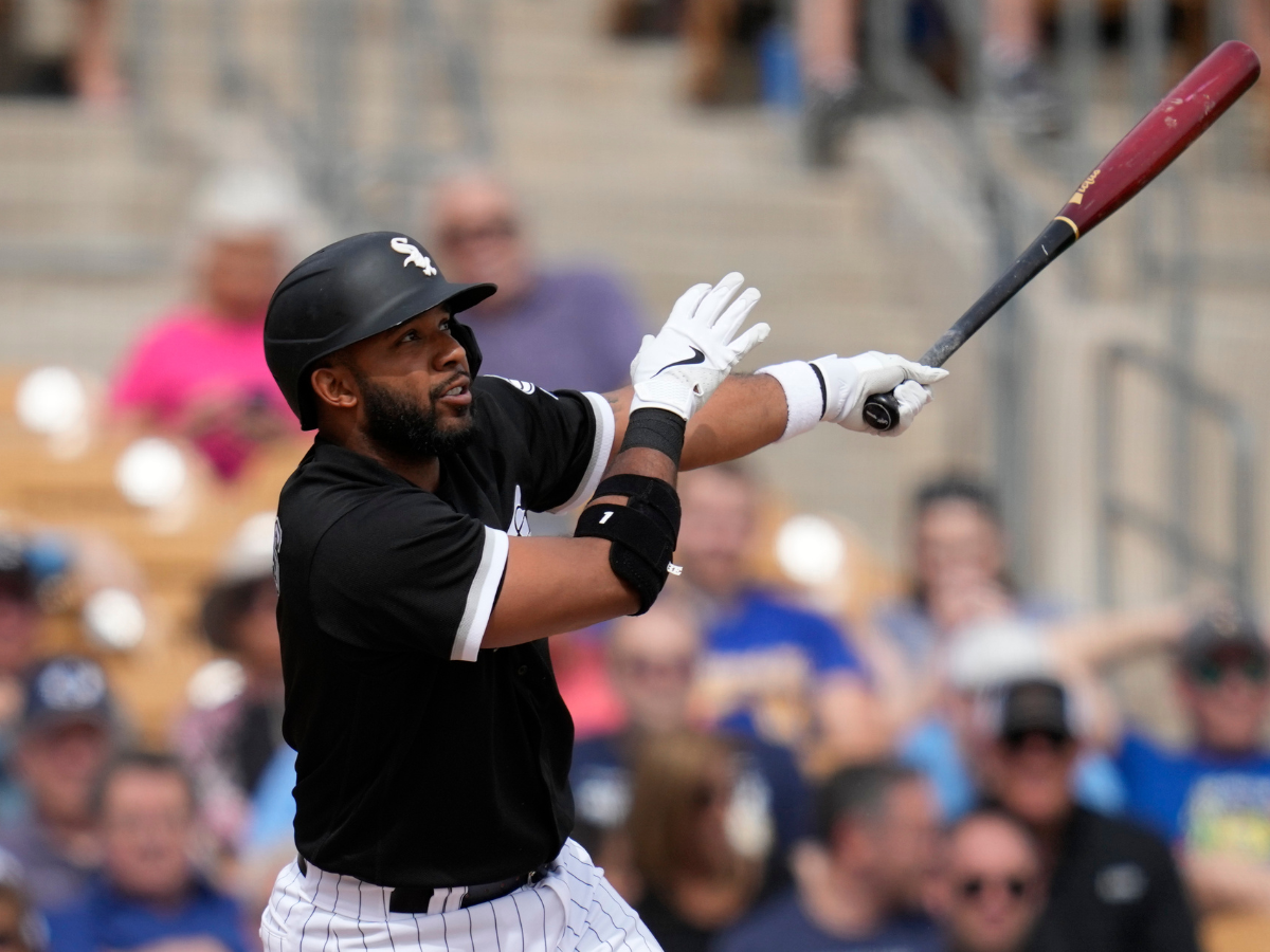 Elvis Andrus firma con los Cascabeles de Arizona