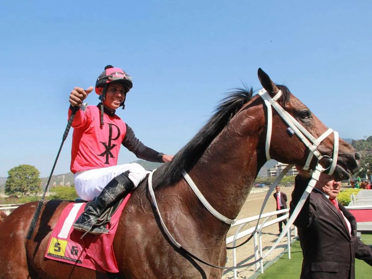 Jhonatan Aray a la caza de otra foto en el Clásico Socopó