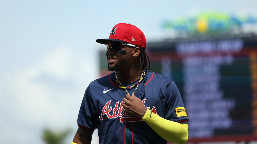 La rodilla de Ronald Acuña Jr. será examinada el lunes en Los Ángeles, los Bravos esperan que esté listo para iniciar la temporada
