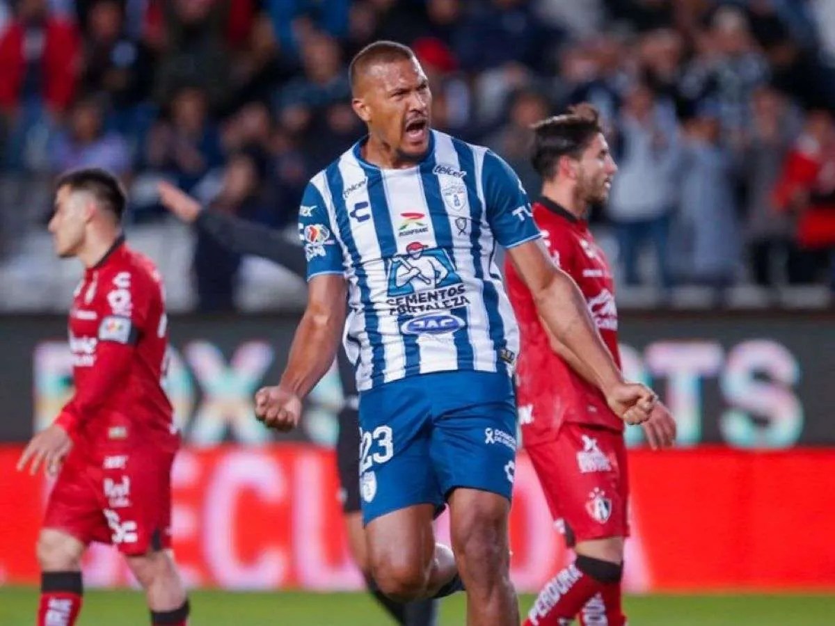 En el Pachuca todos miran a Salomón