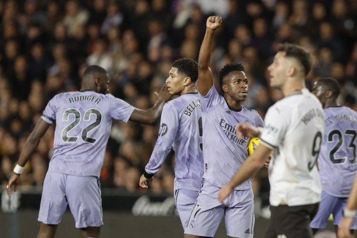 Un puño en alto contra el racismo al desafiante gesto de Vinicius Jr. a Mestalla en el segundo tanto