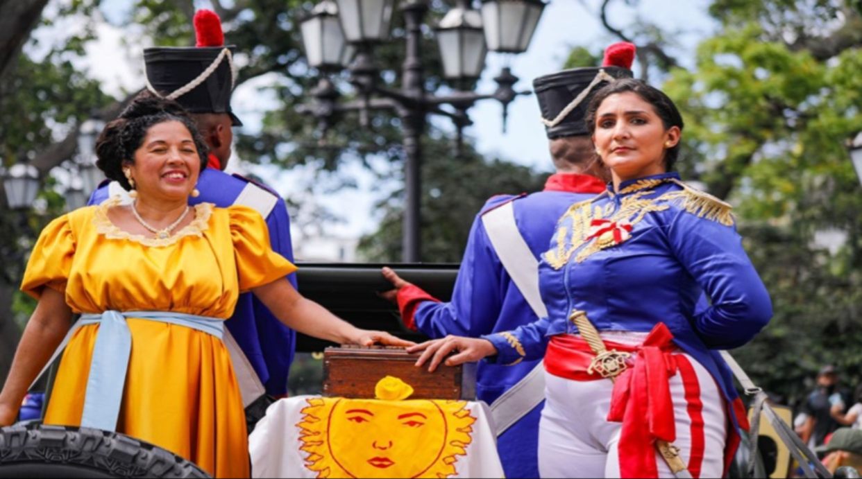 Caracas recibe restos simbólicos de heroínas rumbo al Panteón Nacional