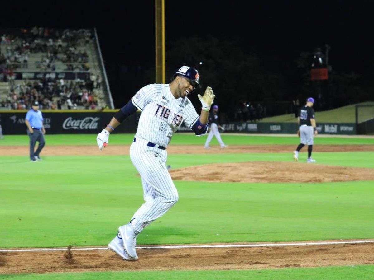 Alcides Escobar se vistió de héroe en México
