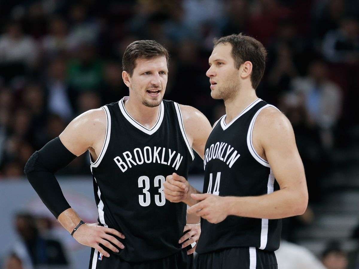 Bojan Bogdanovic juega con una lesión en la mano