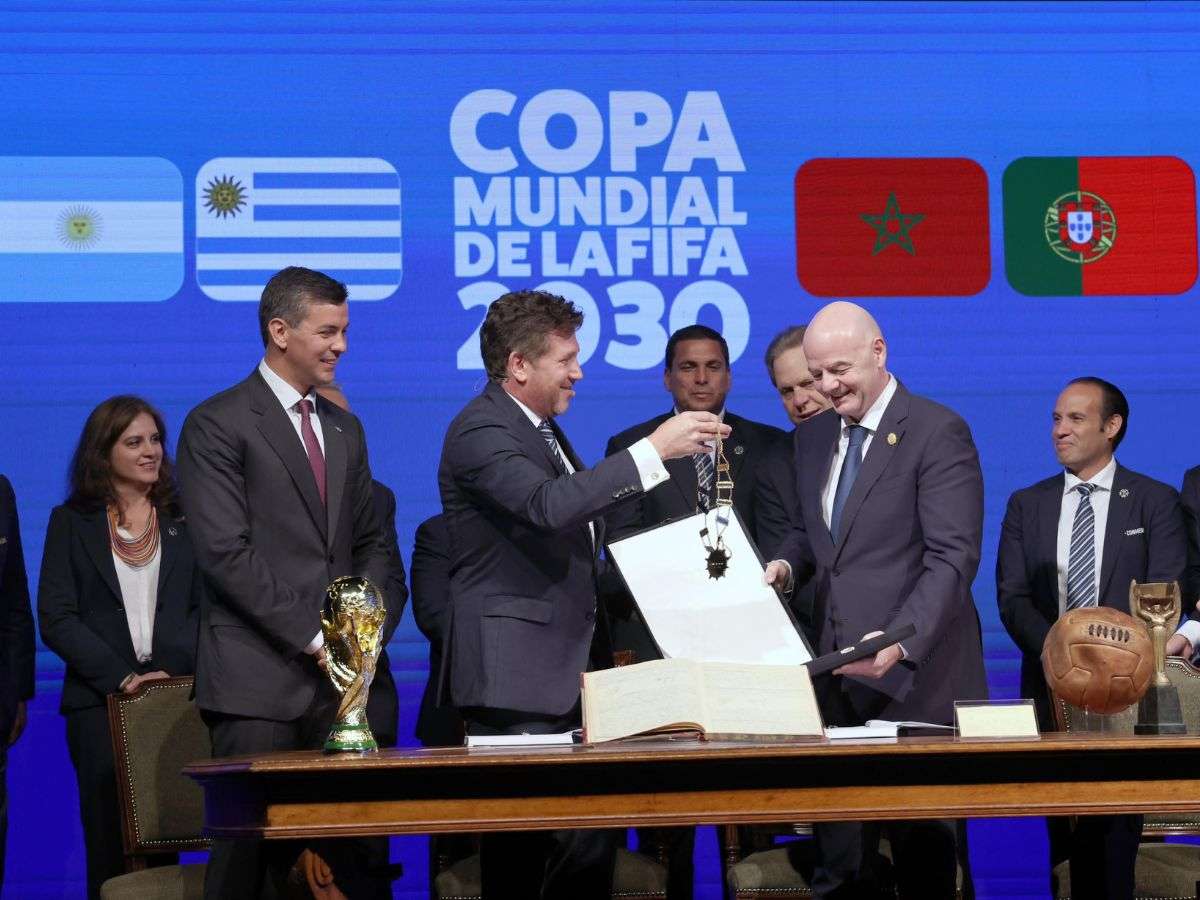 FIFA y CONMEBOL firman el acta del Mundial 2030
