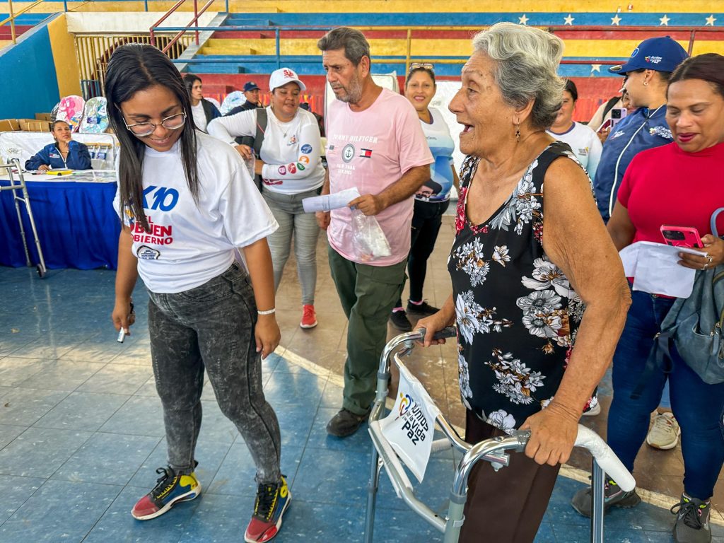 En Cumaná entregaron medicamentos y ayudas técnicas con el 1×10