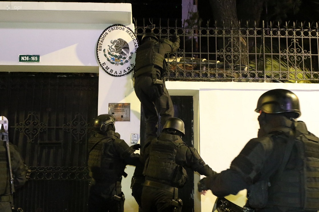 Autoridades de Ecuador irrumpen en la embajada mexicana en Quito y detienen al exvicepresidente Jorge Glas