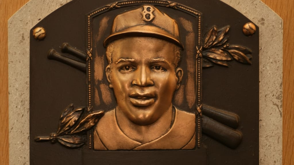 ¿Por qué Jackie Robinson tiene dos placas del Salón de la Fama?