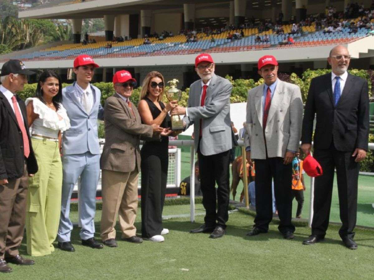 La plana mayor en la entrega de Copa Líder