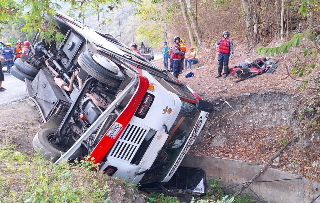 Autobús de pasajeros que cubría la ruta Nuevo Circo-Cúa se volcó y dejó al menos 15 lesionados
