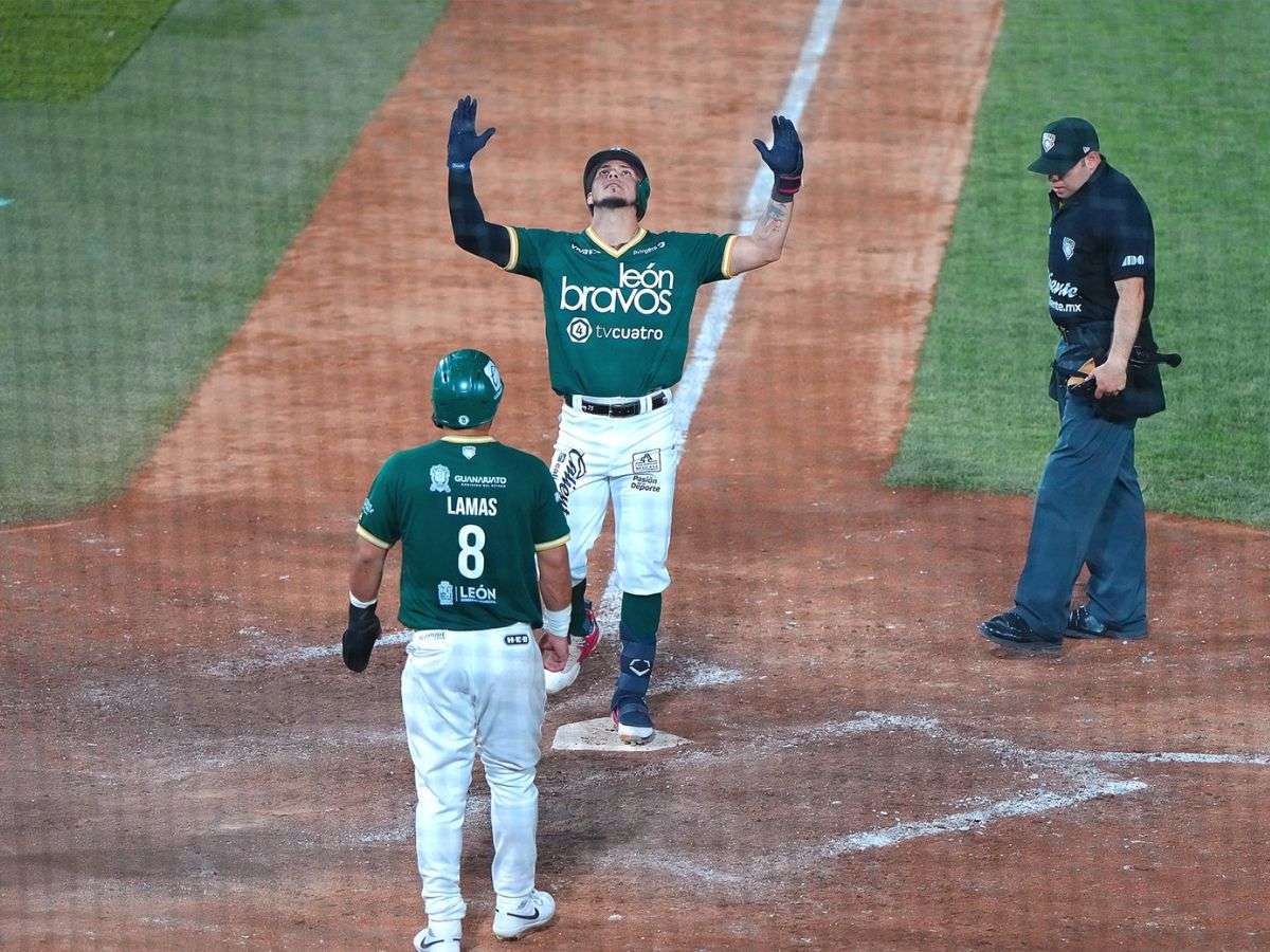 Alberth Martínez saca todo su poder en México
