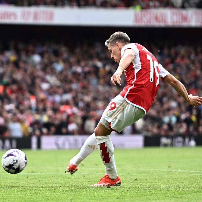 Arsenal firma en el liderato de la Premier League venció 3-0 al Bournemouth