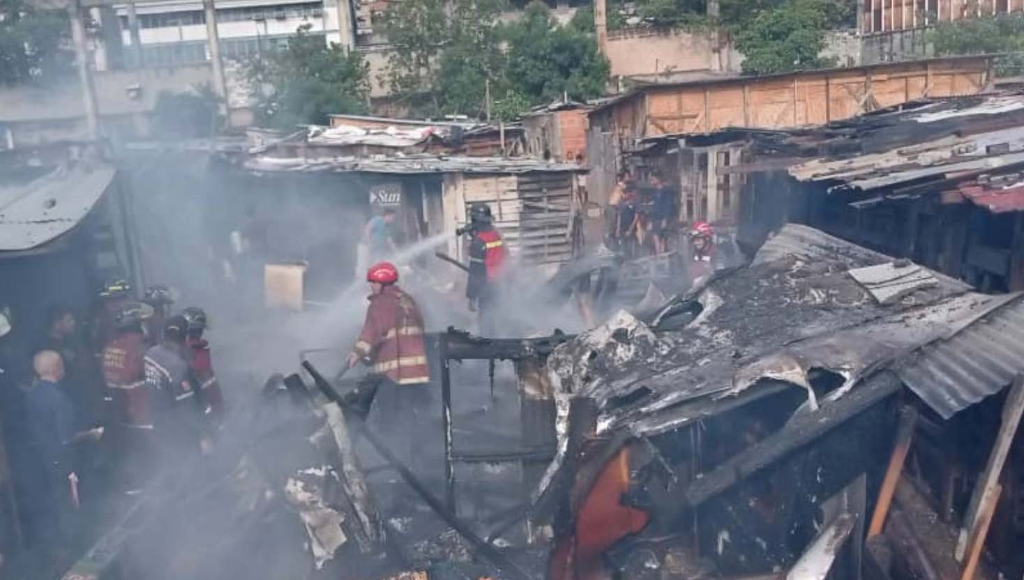 Bomberos atendieron incendio de varias viviendas en Petare