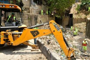 En Caracas autoridades realizan la limpieza de las 127 quebradas