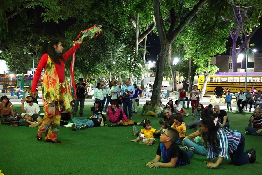 Cuenteros y cuentacuentos llevan sus historias a escuelas de Valencia