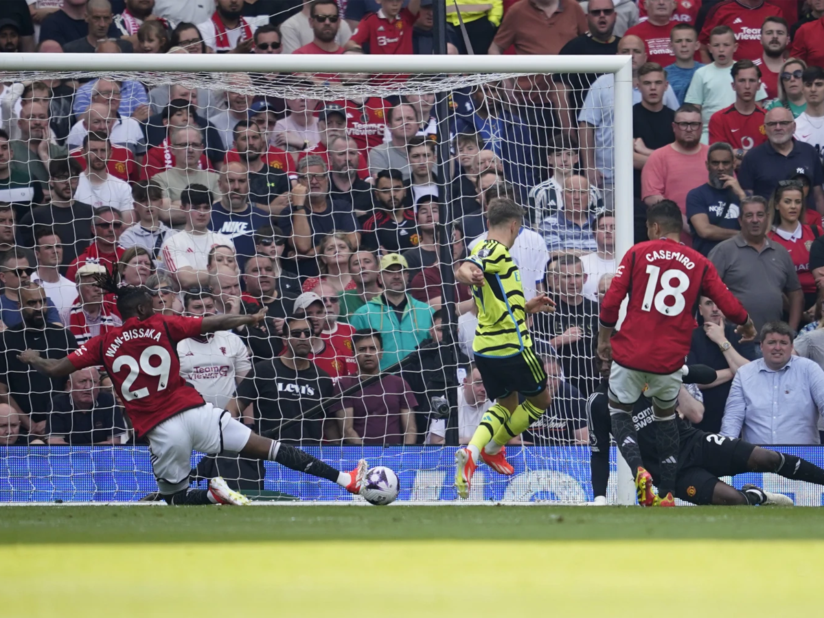 Arsenal gana por la mínima y alarga lucha por la Premier