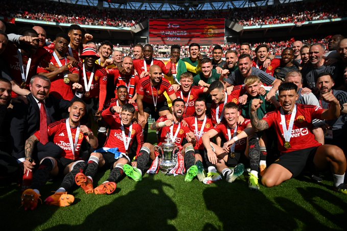 Manchester United alza la copa al derrotar al City