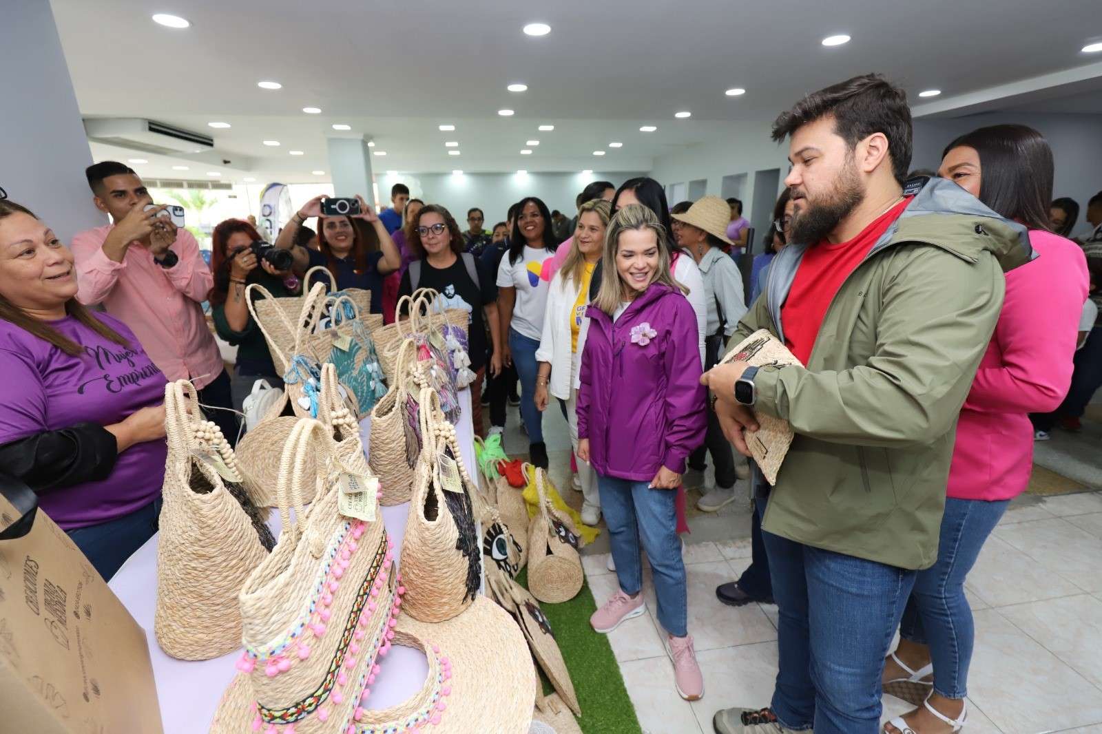En Monagas entregan 120 financiamientos a mujeres emprendedoras