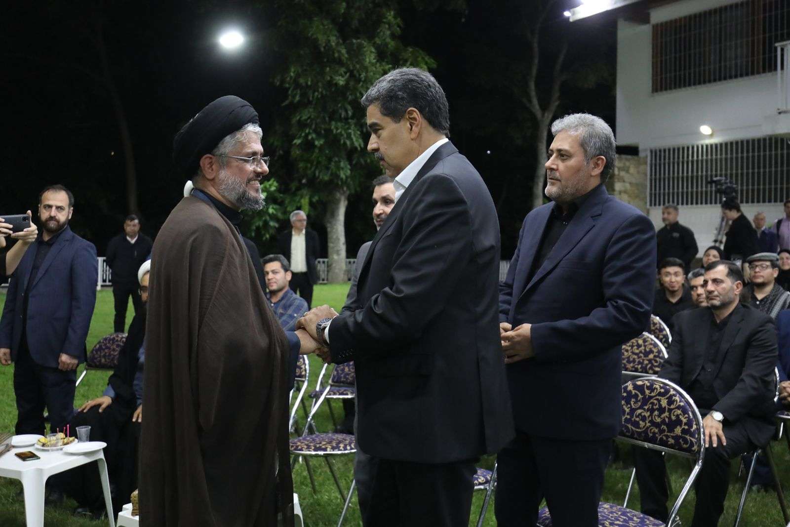 Presidente Maduro rindió honores a Ebrahim Raisi en embajada de Irán