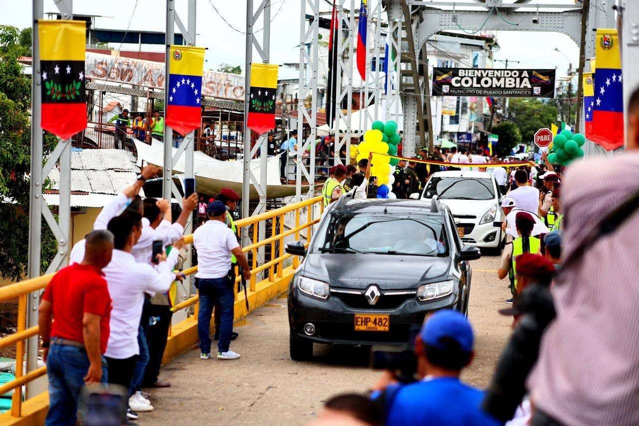 Abren paso para vehículos particulares por el puente Unión