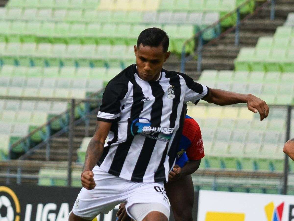 Zamora anuncia la salida de Santiago Rodríguez