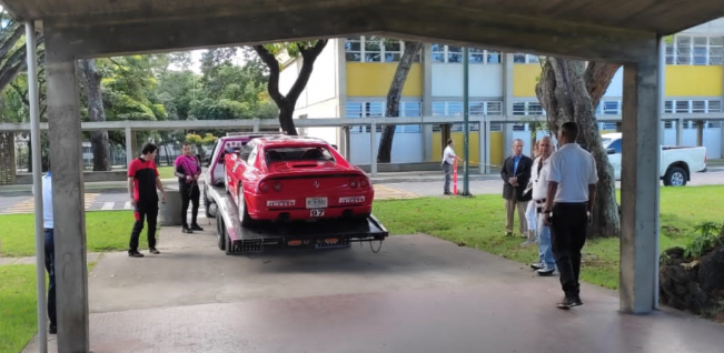 Multaron a Decano de la UCV por modificar accesos para ingresar un Ferrari