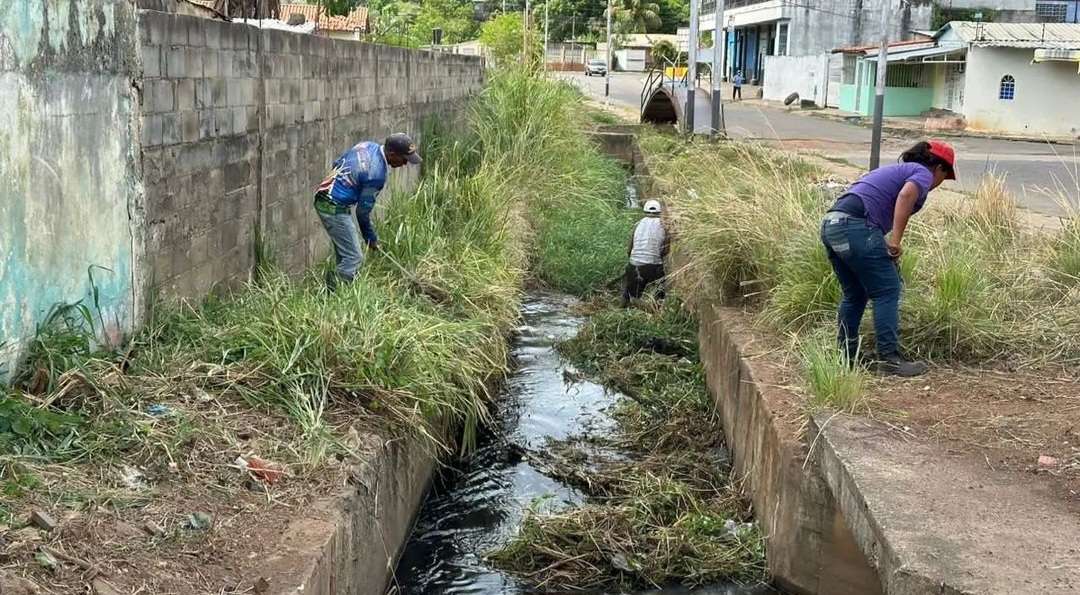 Ejecutan mantenimiento preventivo en canales pluviales de Upata