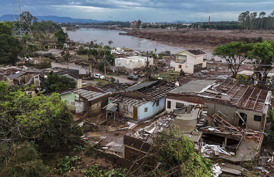 Pasan de 100 los muertos por inundaciones al sur de Brasil