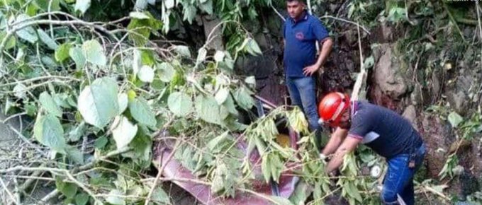 Pareja y sus tres hijitos murieron tras caer por un precipicio