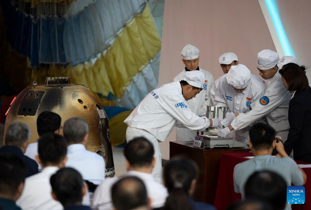 Misión china recoge 1.935,3 gramos de muestras de cara oculta de la Luna