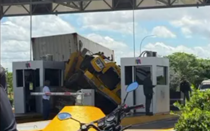 Una gandola con productos Clap se estrelló contra una casilla de peaje en Anzoátegui