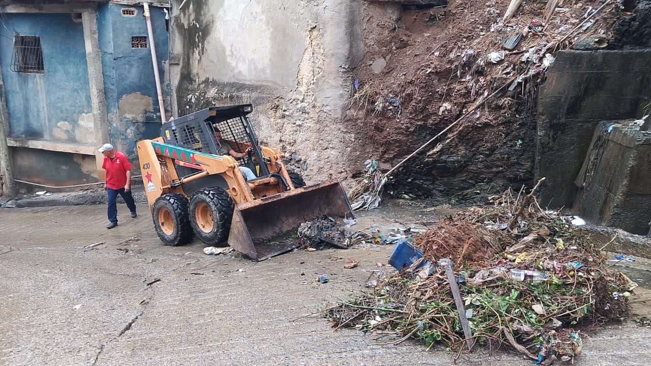 Alcaldía de Caracas permanece activa atendiendo afectaciones por lluvias