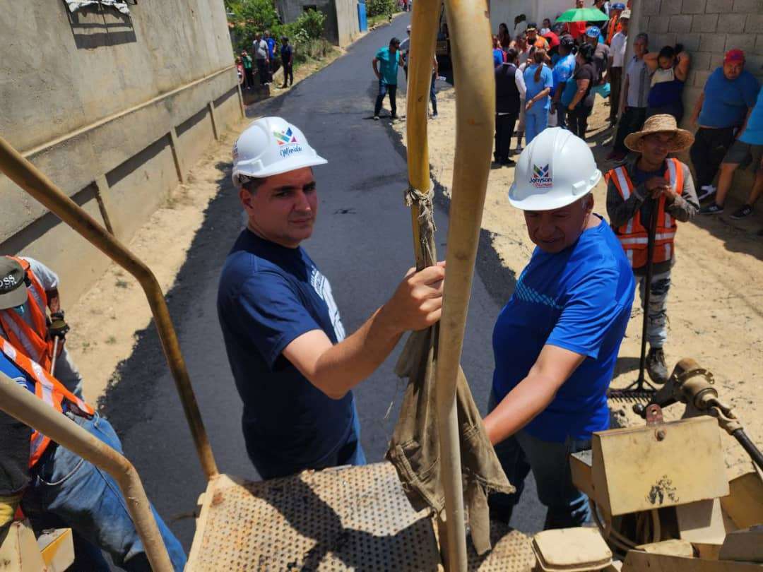 Ejecutan trabajos de asfaltado en diferentes municipios de Mérida