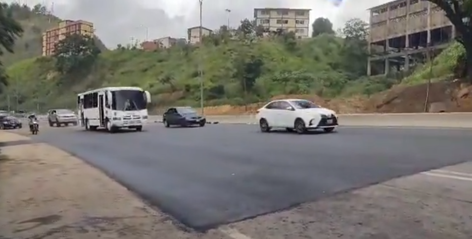 Abren paso vehicular en kilómetro 4 de la Autopista Regional del Centro