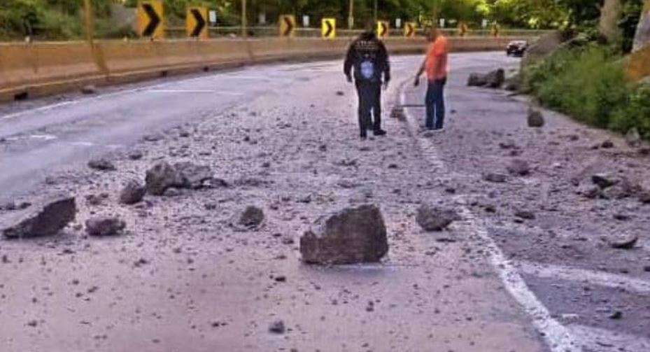 Deslizamiento de tierra en autopista Valencia-Puerto Cabello dejó un fallecido