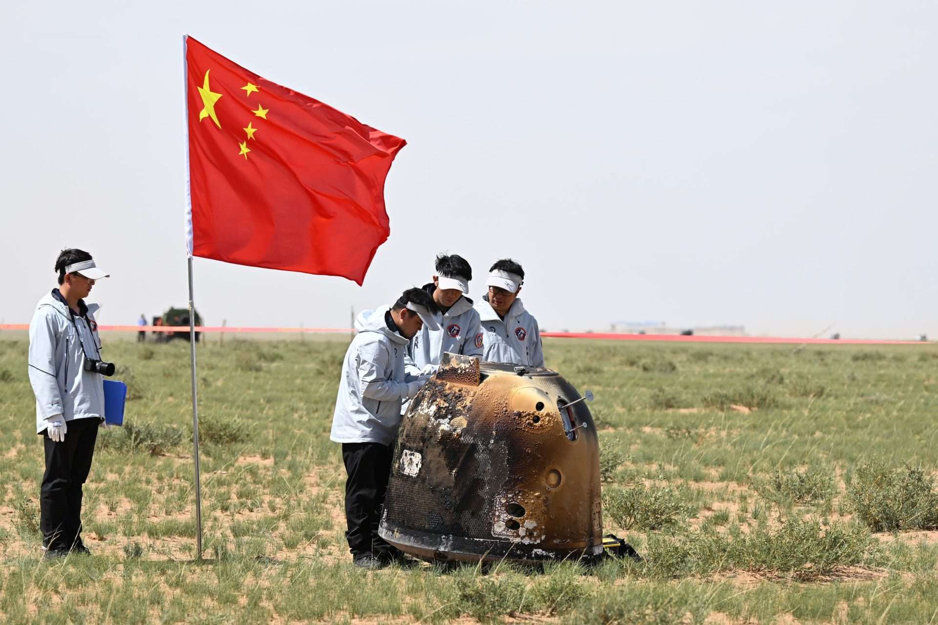 China trae a la Tierra primeras muestras de la cara oculta de la Luna