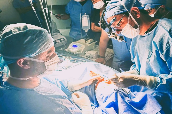 ¡Experiencia inolvidable! Dr. Froilán Páez compartió quirófano con Sercan Göde en RINO MASTER PERÚ 2024 - FOTO