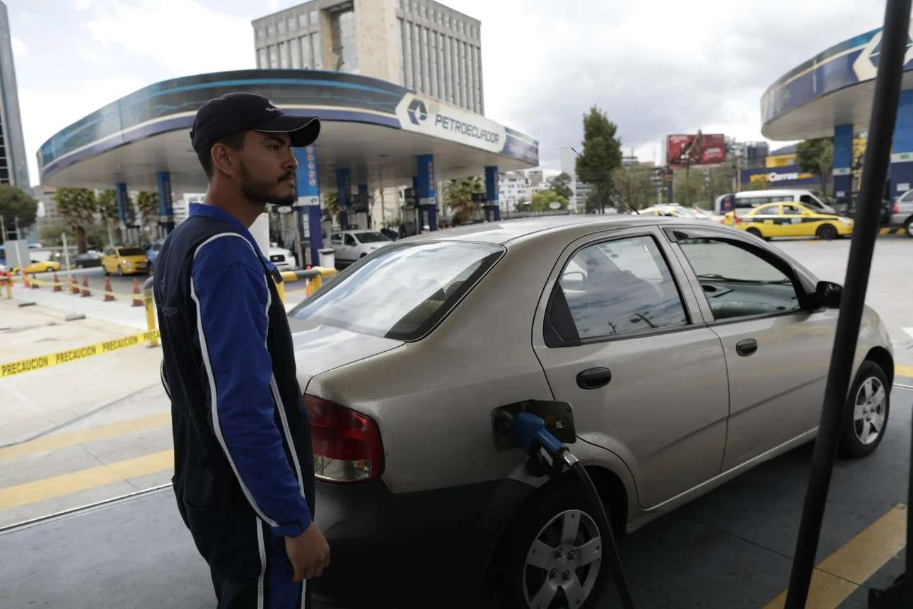 Gobierno de Ecuador anuncia aumento en precios de la gasolina