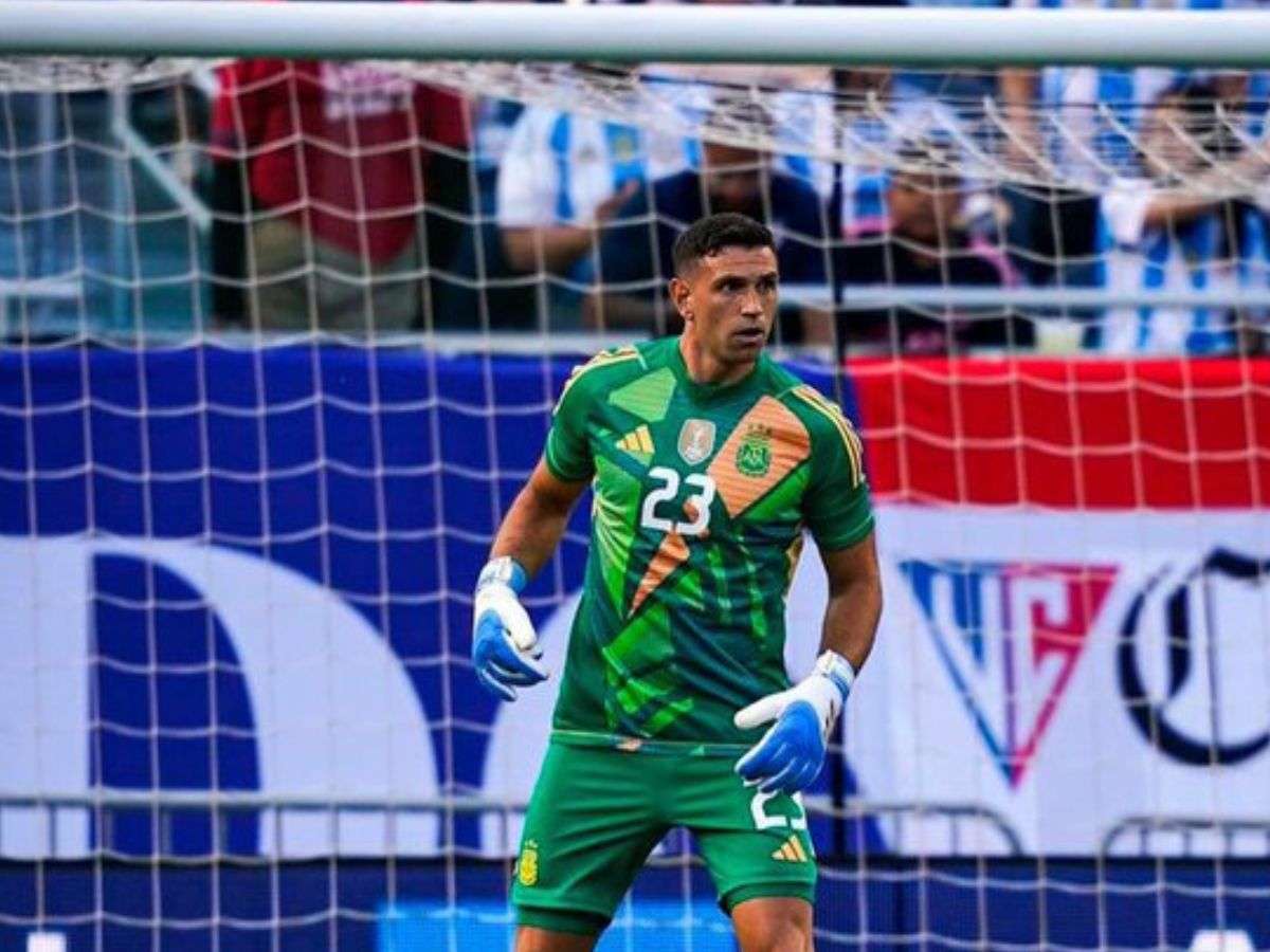 Dibu Martínez: "La cancha fue un desastre"